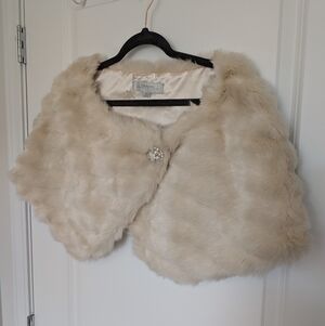 Tahari Women's Size XL Cream Faux Fur Cape Shawl Wrap EUC